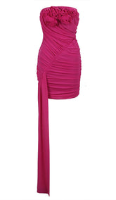 TRÄGERLOSES MINIKLEID MIT RÜSCHEN IN ROSENROT